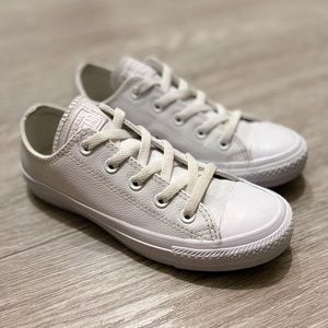 White leather low top CONVERSE!!!